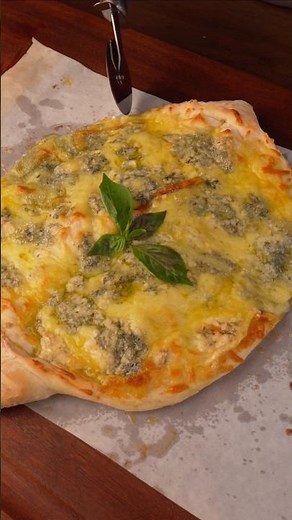 🧀 THE crispy blue cheese pizza