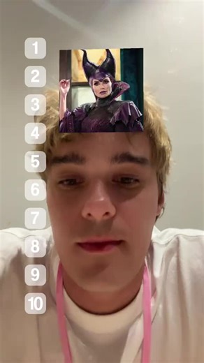 Hahaha, all that was missing was that he also played it 😂 #paratii #foryou #tiktok #descendants #video #australia #reymitchellhope #mitchellhope #reyben #happy #gamesnotiktok