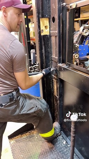 “CHICAGO ADZ” This is the result of pushing limits and innovating new ideas. The round table discussions we had @great_lakes_h.o.t were centered on the capabilities of this tool! Having a sledge faced tool and a long penetrating adz allowed us to do a lot of work. Just wait until we start “Adzing the Jamb” on wood frame doors! More to come. But this is what innovation is all about. Building tools by firemen for firemen! We love it! Innovative Solutions 🔥𝐰𝐰𝐰.𝐟𝐢𝐫𝐞𝐦𝐚𝐮𝐥.𝐜𝐨𝐦 #firefight