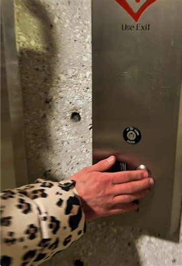 Yooo look what happened in the elevator 🤣😭😳 #rapper #rap #hiphop #freestyle #fyp