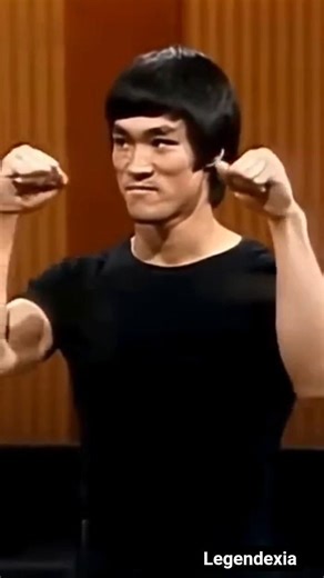 Ali Teaches a Boxing Pose… Bruce Perfects It Instantly 🥊😳