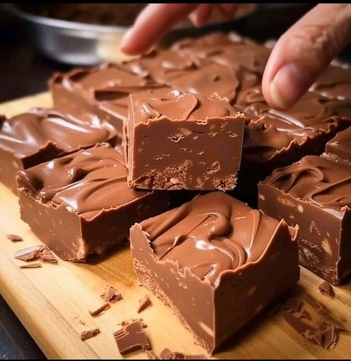 PAULA DEEN’S 5-MINUTES FUDGE This super delicious fudge really does take just 5 minutes to prepare. It can be served as a side dish at home or made for those events that gather lots of family and friends around. Must express something to keep getting my recipes... The recipe in first comment 👇 | The Hidden Recipe