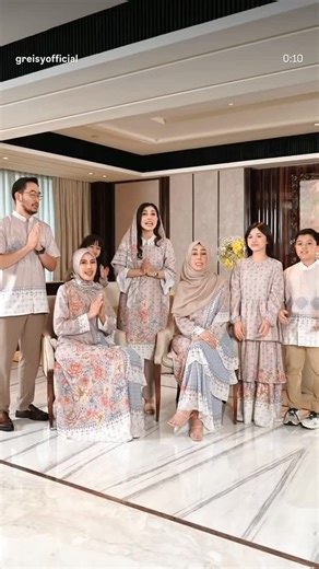 SALE Ria Miranda Buttonscarves Benang Jarum Nada Puspita Klamby on Instagram: "SALE 250.000 Ini dress cantik yg dipake Syahnaz Produk Local Brand Greisy Pilihan Size S M L XL BISA BUAT SERAGAMAN Bahan lionel richie nyaman, lembut, flowy Original best pattern, paduan warnanya manis, ngga norak Exclusive design, unik, istimewa, ngga ada yg punya Umpak-umpaknya lucuk, gemes Layering-nya flowy jadi terkesan super mevvah Order diutamakan format: Nama, No hp, Alamat, Pesanan via WA 0813-8516-3764 atau