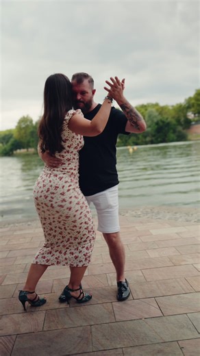 Seb 🇫🇷 & Sara 🇪🇸 – Kizomba & Semba au bord de la Garonne, à Toulouse 🌊 Un instant de complicité et d’énergie dans la ville rose ✨ 🎥 Capturé par Romaric & Sidney Seb 🇫🇷 & Sara 🇪🇸 – Kizomba & Semba by the Garonne River in Toulouse 🌊 A moment of connection, rhythm, and pure energy in the Pink City ✨ 🎥 Captured by Romaric & Sidney #Kizomba #Semba #Toulouse #Garonne #DanceCouple @Glow Avec Sidney @Romaric Uduojie-taof