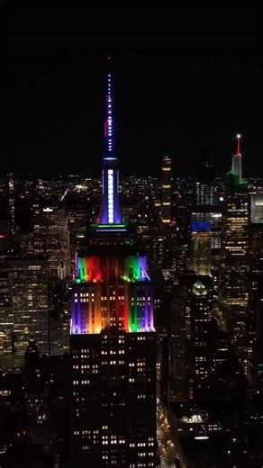 In honor of Bob Weir: the Empire State Building is glowing tonight in tribute to the Grateful Dead legend. 🥀 | The Festive Owl