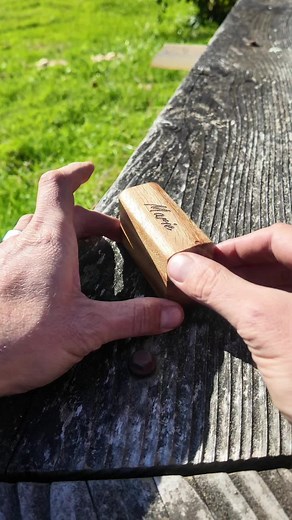 Boîte en bois faite maison avec des outils