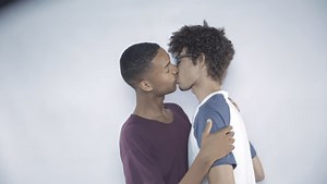 Here's what it's like for straight guys to kiss other guys for the first time