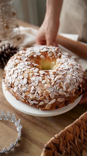 Amo Pão Caseiro 💛🥖 on Instagram: "O Bolo Rainha é a combinação perfeita de aromas que define as festas de final de ano. Uma receita clássica, cheia de sabor e tradição. O vídeo completo está no nosso canal no YouTube: youtube.com/amopaocaseiro Ou acesse a receita pelo site: https://amopaocaseiro.com.br/receita/bolo-rainha 🧈 INGREDIENTES Massa - 400 g (3 ¼ xícaras) de farinha de trigo - 4 g (1 ⅓ colher de chá) de fermento biológico seco instantâneo - 8 g (1 ⅓ colher de chá) de sal - 40 g (¼ xí