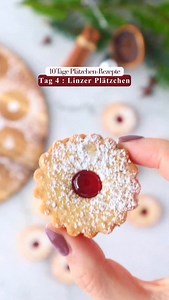 Linzer Plätzchen ☺️💫 Die Linzer Plätzchen nach Omas Rezept gehören unbedingt in die Weihnachtsbäckerei. 🥰 Das Rezept ist unsere Nummer 4 in der Plätzchenreihe. Gefüllt mit Johannisbeer- oder Himbeermarmelade sind sie einfach ein toller Klassiker in der Weihnachtszeit. Ihr könnt sie mit beliebigen Ausstechen zubereiten und auch das Loch in der Mitte abwandeln. Die klassische Form besteht aus einem kreisrunden welligen Ausstecher und einem Loch in der Mitte. Sie werden auch Spitzbuben oder Hilda