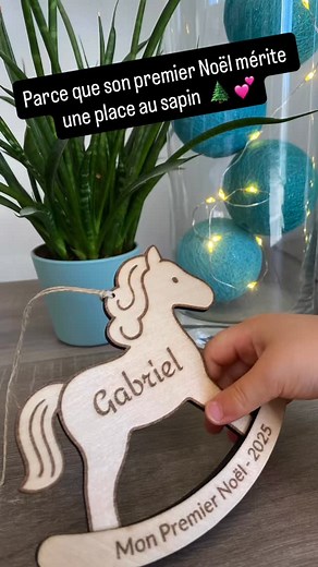 ✨ Une petite décoration pleine de magie Cheval à bascule en bois personnalisé au prénom — parfait pour célébrer le premier Noël d’un enfant ou offrir un souvenir unique. 👉Disponible en commande sur ma boutique Etsy 🎄 (lien en bio) | Maryxa DECO