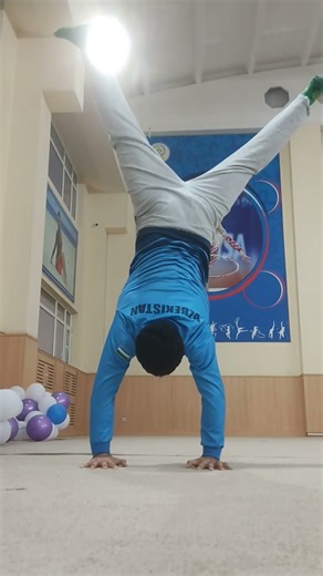 i have been learning one arm handstand for 3 month #calisthenics #onearmhandstand #training