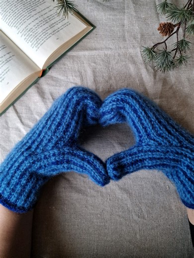 I love brushing wool! At least mittens and other small knits… As long as they’re knitted in 100% wool, it’s so easy to brush them. On the inside, I brush quite firmly to fluff up the fibers. The mittens become so soft and warm, and it feels like wearing a sweater made of a soft, warm cloud 😉🌤️ On the outside, I’m a bit more gentle, and I brush only to give the mittens a slightly softer look. These are Rowe mittens, by the way. Knitted with Rauma Vams. I’ve used slightly smaller needles than re