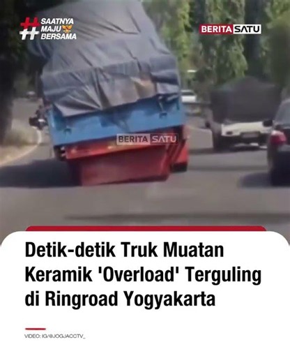 Detik-detik kecelakaan tunggal satu unit truk bermuatan keramik berlebih (overload) saat melaju di…