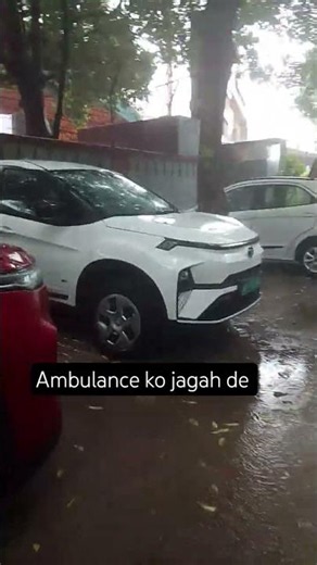Ambulance chahe patient se bhari ho ya khali use jagah de 🚨
