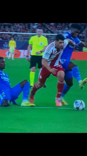 Olympiacos 🆚 Real Madrid: Camavinga & Tchouaméni block him clean—no penalty 🚫💪 #ChampionsLeague #90Highlights | 90 Highlights
