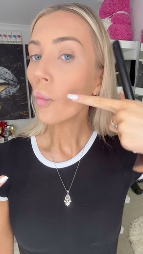 How to do bronzer 﫶 Using @benefitnz hoola bronzer & the @xobeautyshop blush brush  Let me know if you want to see more beginners tutorials like these 朗 Stay tuned on how to do blush & highlighter… #beginnersguide #makeuptutorial #bronzer | Alyshia Jones Makeup Tutorials | Facebook