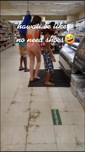 Barefoot Shopping Fun in Hawaii