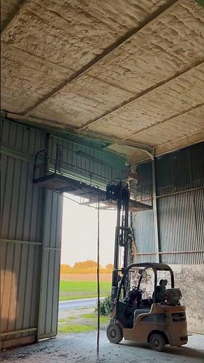 Isolation de bâtiment agricole par projection de mousse polyuréthane #agricole #batiment #isolation
