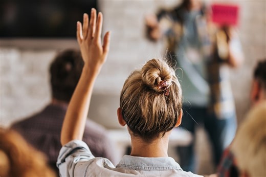 名词 “question” 经常搭配哪些动词？