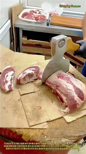 큰 도끼로 돼지 갈비 손질하기