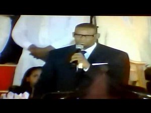 Whitney Houston's Funeral : R-Kelly Sings