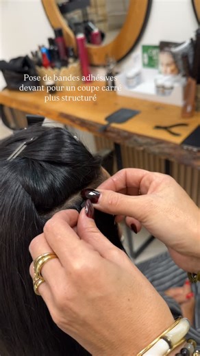 Beauté Anges by Mathy on Instagram: "Transformation en douceur grâce aux extensions à bandes adhésives ✨ Aujourd’hui, pose d’extensions à bandes adhésives pour une cliente qui portait un carré et qui souhaitait un rendu plus structuré sur le devant. Ses cheveux étaient légèrement effilochés à l’avant, avec un petit manque de matière… 👉 Objectif : combler, redonner de la densité et une ligne nette, tout en restant ultra naturel. Résultat : ✔️ Un carré harmonieux ✔️ Plus de matière là où il en ma