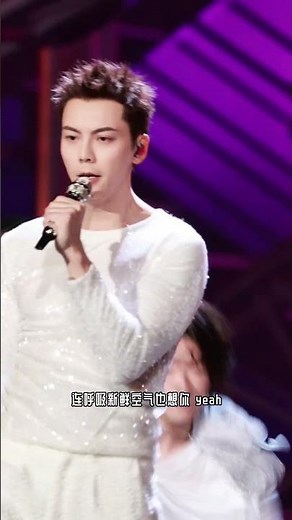 William Chan performed “Love U2” at Hunan TV New Year Concert陈伟霆菠萝头白衣造型，唱跳《Love U2》，跨年晚会舞台直拍
