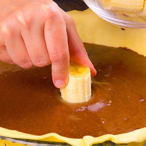 401K views · 2.5K reactions | Esta receita de torta de banana e chocolate tem uma surpresa escondida. 不不 Veja mais aqui: https://youtu.be/Vyfw3MJBuJc | A Receitaria | Facebook