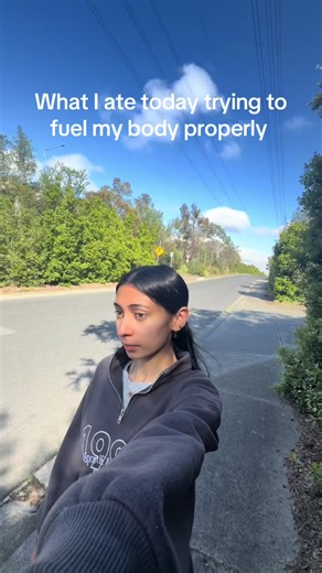 I know it’s controversial to go to the gym- but I find it helps me so much! That’s why I want to build a healthy relationship between fueling my body properly and exercising! 💕 #whatieatinaday #wiead #hormonehealth #recoverytok #CapCut