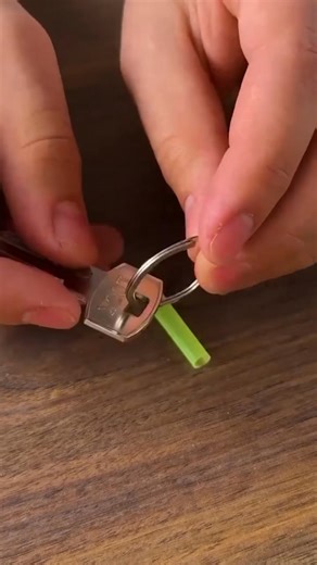 Clever straw hack to put keys on a ring #smart #keys #craft | Dustin Mitchell | Facebook