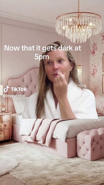 Can someone turn the sun back on pls🙃 #MemeCut #Meme #daylightsavings #trending #funny