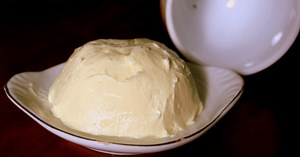 YOU’LL NEVER BUY BUTTER FROM THE STORE AGAIN AFTER YOU’VE MADE THIS YOURSELF (TWO INGREDIENT RECIPE)