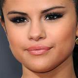 Pictures of Selena Gomez With Makeup