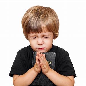 Seorang anak laki-laki berdoa 