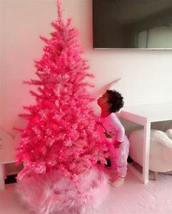 Khloé Mostra A Filha Ao Lado De árvore De Natal Original