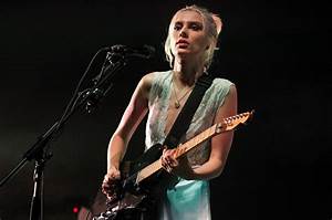 Wolf Alice Leap Into Top Spot On U K Midweek Chart With Blue Weekend
