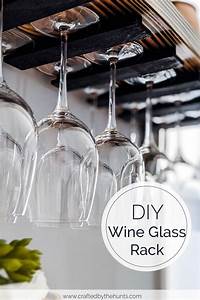 membersihkan gantungan gelas wine