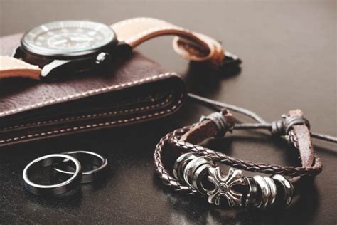Aksesori baju kaos jam tangan