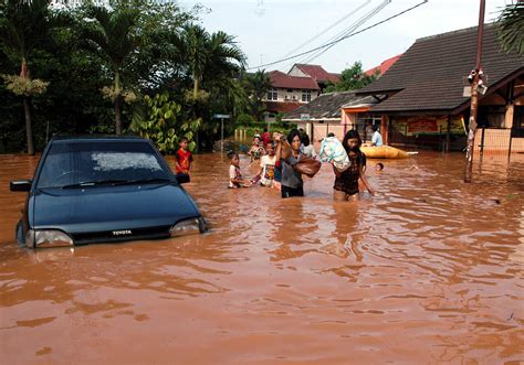 Menjaga Lingkungan Sekitar