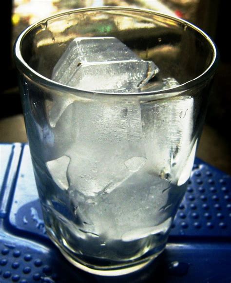 Manfaat gambar es batu dalam gelas