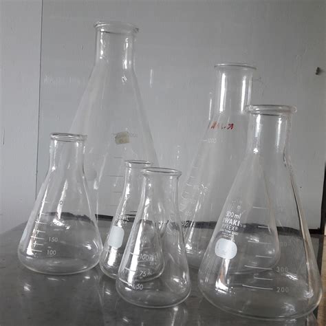 Menyimpan Gelas Kaca Laboratorium dengan Baik