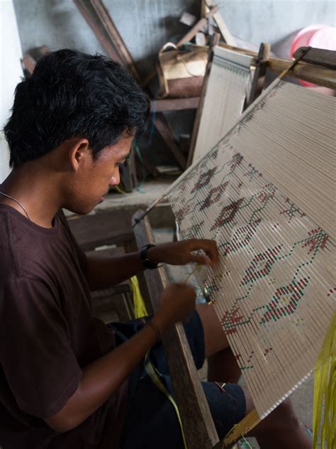 Ni Juu Indonesia knitting process