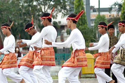 Tari Seudati: Exploring the Beauty of Traditional Dance in Indonesia Using Pola Lantai