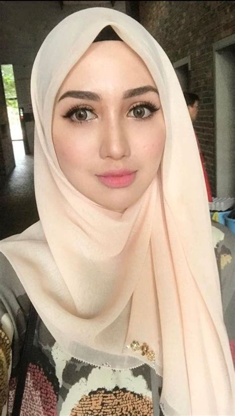 Wanita Cantik Berhijab: Indahnya Keberagaman Budaya Indonesia dalam Wallpaper