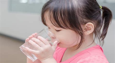 Anak Kecil Bersama Ibu Minum Air