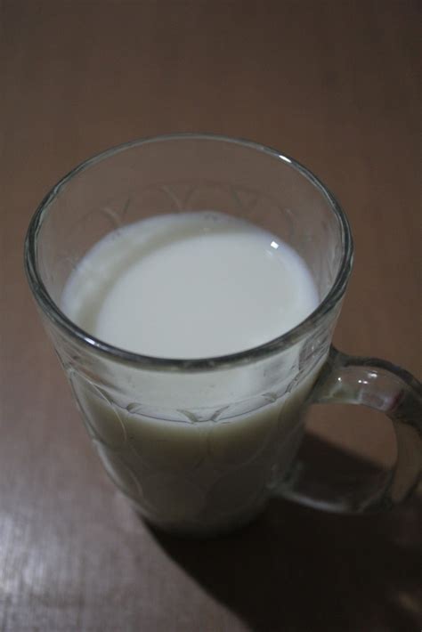 gambar susu di gelas cafe