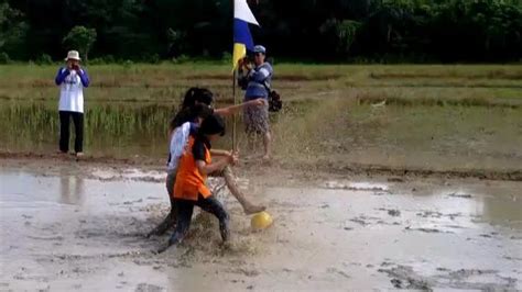 latihan bola di lumpur