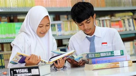 Pelajar membaca buku Paket Indonesia