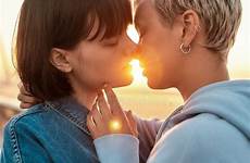 kussen lesbische zwei lesbian vrouwen kijken romantisch terwijl echtpaar gaan zonsopgang naar selective sunrise together paare zusammen romantischen selektiv sonnenaufgang