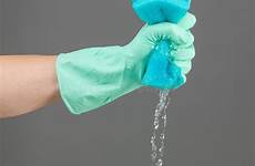 squeezing sponge esponja exprimir glove maid bathtub